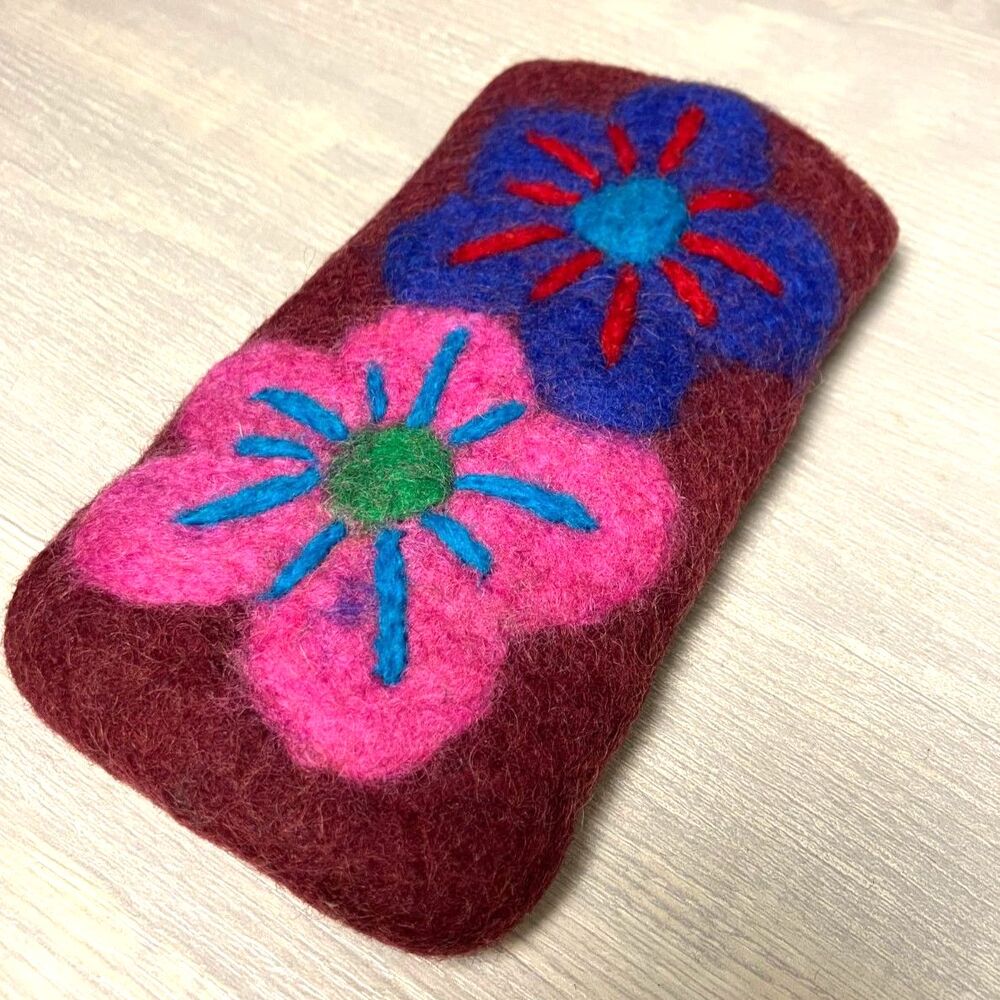 Wool glasses holder with flowers